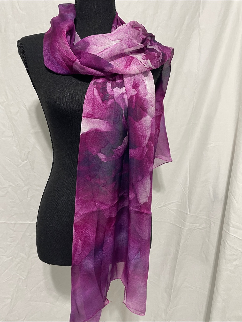Meibaiao 100% mulberry silk scarf. Floral. Purple. NWT.